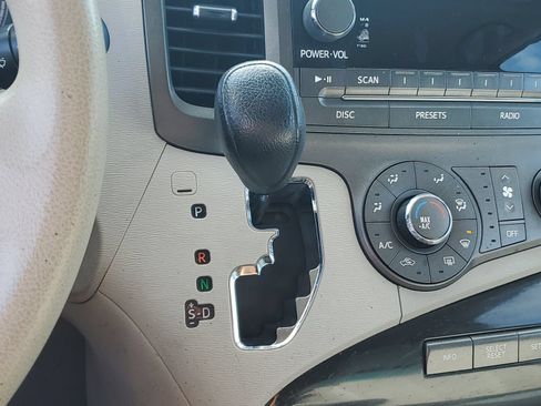 Used 2011 Toyota Sienna LE w/ Towing Pkg FWD image 29