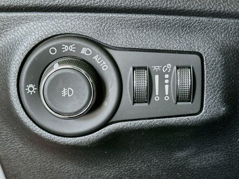 Used 2018 Jeep Compass Latitude w/ Popular Equipment Group FWD image 16