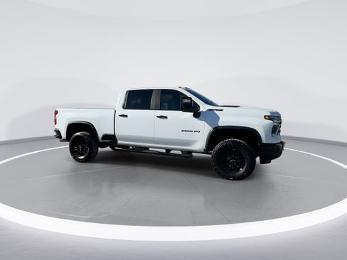 Used 2025 Chevrolet Silverado 2500 ZR2 w/ Technology Package AWD/4WD image 2