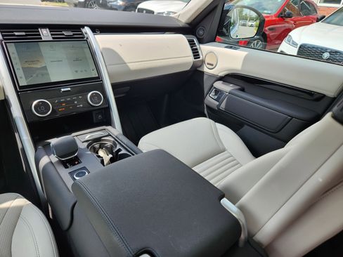 Used 2025 Land Rover Discovery S image 12