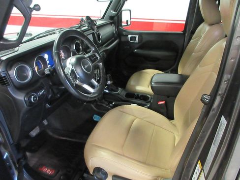 Used 2018 Jeep Wrangler Unlimited Sahara w/ LED Lighting Group AWD/4WD image 16