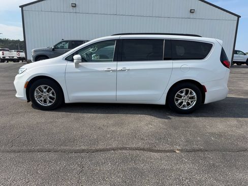 Used 2022 Chrysler Pacifica Touring-L FWD image 8