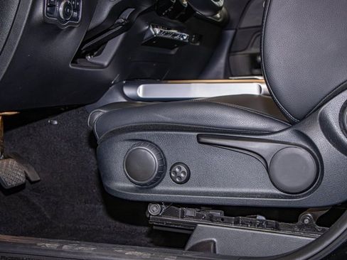 Used 2022 Mercedes-Benz GLB 250 4MATIC image 16