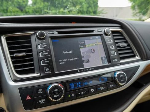 Used 2019 Toyota Highlander Limited FWD image 32