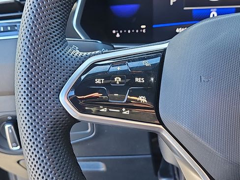 Certified 2022 Volkswagen Tiguan SE R-Line image 19