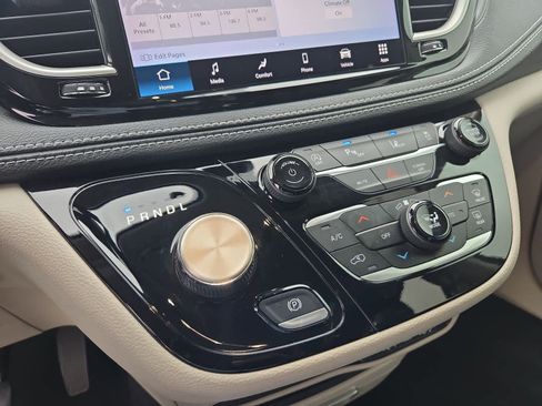 Used 2023 Chrysler Pacifica Touring-L image 30