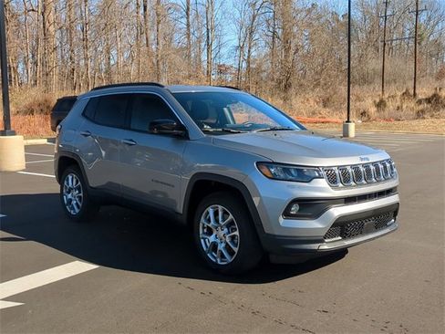 New 2024 Jeep Compass Latitude w/ Sun and Sound Group image 9