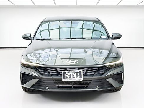 Used 2025 Hyundai Elantra SE FWD image 2