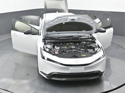 Used 2025 Toyota Prius LE image 32