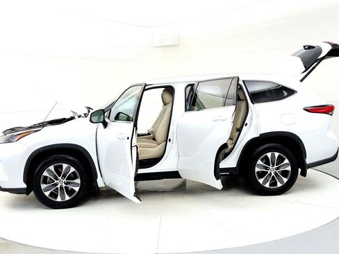 Used 2022 Toyota Highlander XLE image 10