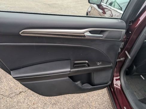 Used 2017 Ford Fusion SE w/ Fusion SE Technology Package image 10