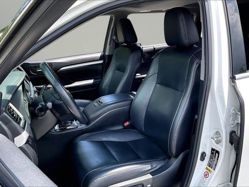 Used 2019 Toyota Highlander XLE AWD/4WD image 20