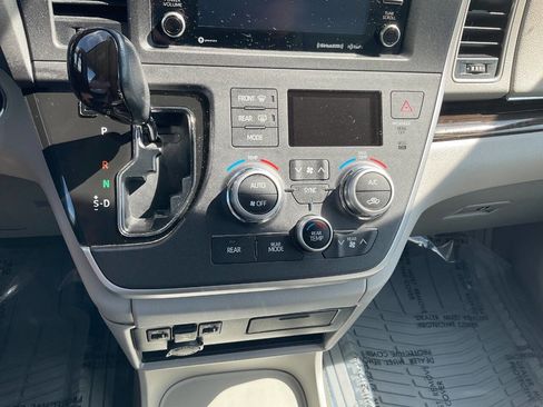 Used 2020 Toyota Sienna XLE FWD image 18