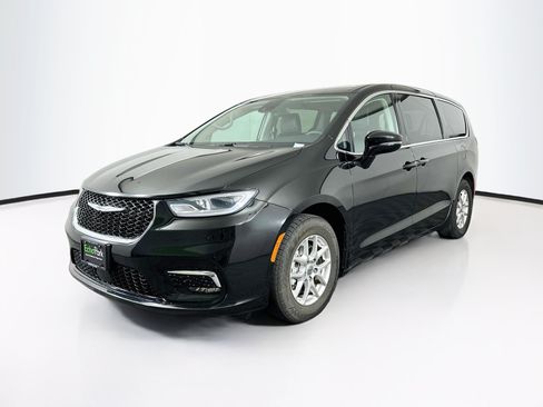 Used 2024 Chrysler Pacifica Touring-L FWD image 3