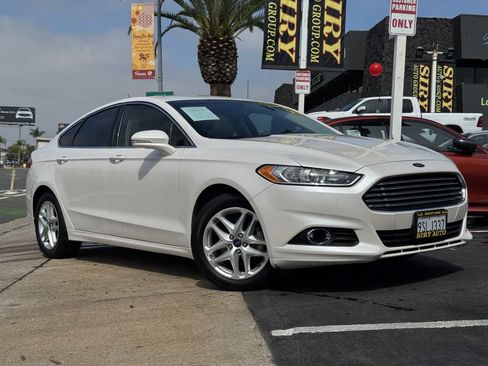 Used 2016 Ford Fusion SE w/ Equipment Group 202A FWD image 2