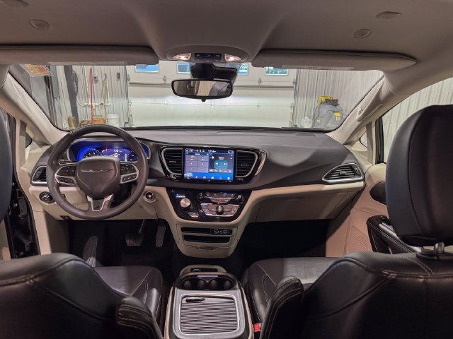 Used 2024 Chrysler Pacifica Touring-L FWD image 19