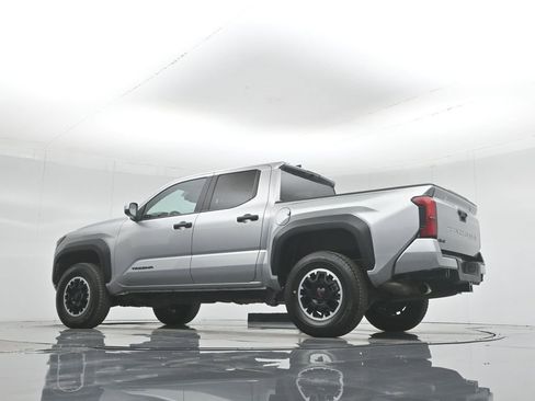 Used 2024 Toyota Tacoma TRD Off-Road image 3