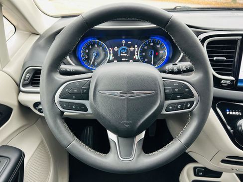 Used 2023 Chrysler Pacifica Touring-L image 16