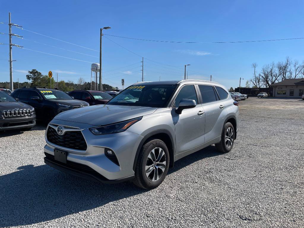 Used 2024 Toyota Highlander XLE FWD image 1