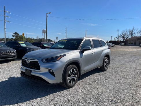 Used 2024 Toyota Highlander XLE FWD image 1