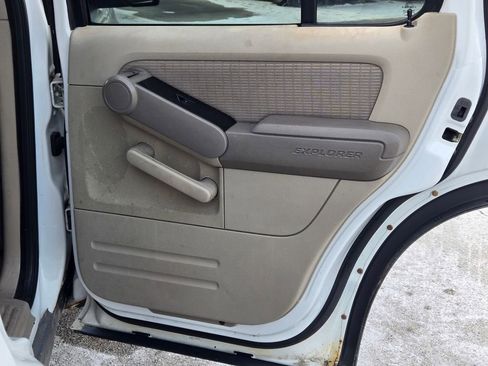 Used 2006 Ford Explorer XLT image 11