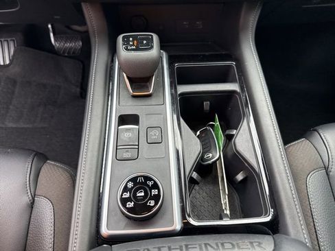 Used 2024 Nissan Pathfinder SL image 21