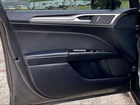 Used 2017 Ford Fusion SE w/ Fusion SE Technology Package image 17