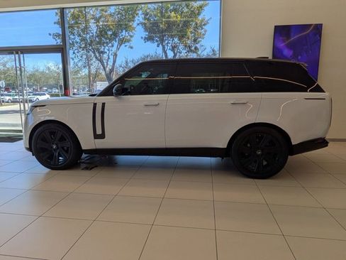 Used 2023 Land Rover Range Rover Long Wheelbase SE image 9