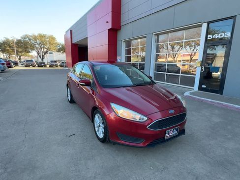 Used 2017 Ford Focus SE image 2