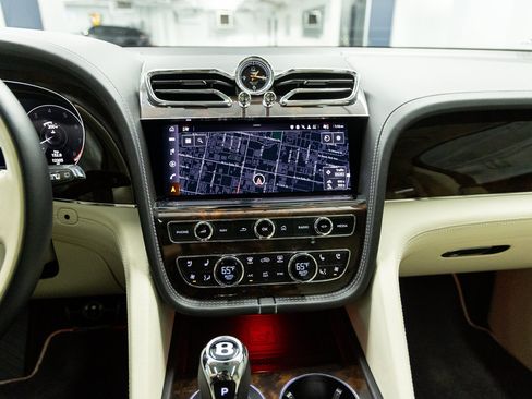 Used 2023 Bentley Bentayga AWD/4WD image 43