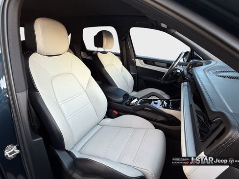 Used 2024 Porsche Cayenne AWD/4WD image 14