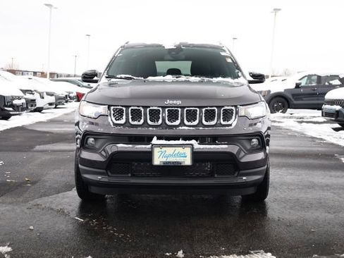Used 2024 Jeep Compass Latitude image 3