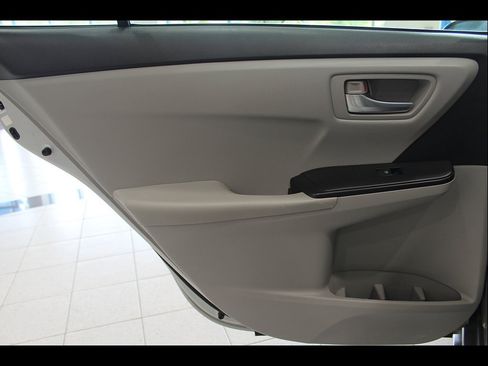 Used 2015 Toyota Camry SE FWD image 18
