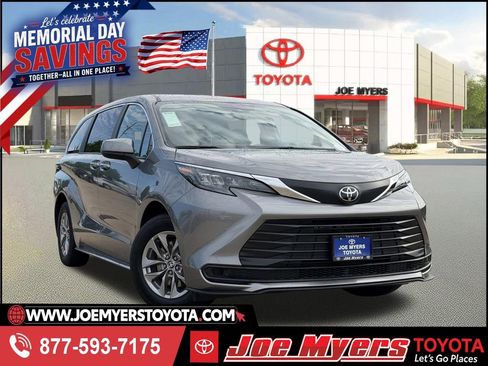 Used 2026 Toyota Sienna LE FWD image 1