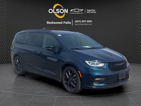 Used 2025 Chrysler Pacifica Limited FWD image 7