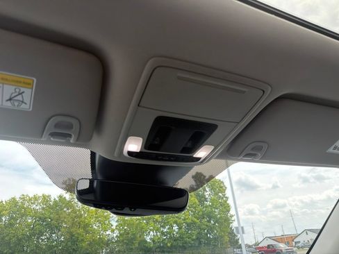 Used 2025 Honda Pilot Touring image 14