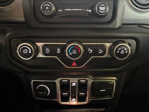 Used 2018 Jeep Wrangler Unlimited Sport S AWD/4WD image 32