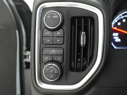 Used 2022 Chevrolet Silverado 1500 LT w/ Z71 Off-Road Package AWD/4WD image 16