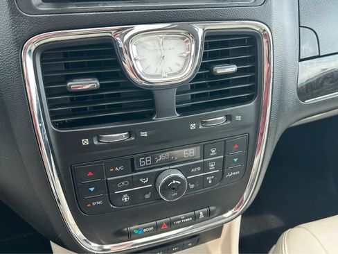 Used 2016 Chrysler Town & Country Touring-L FWD image 38