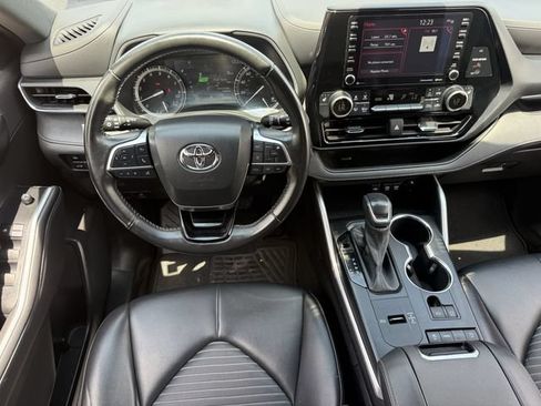 Used 2021 Toyota Highlander XSE FWD image 12