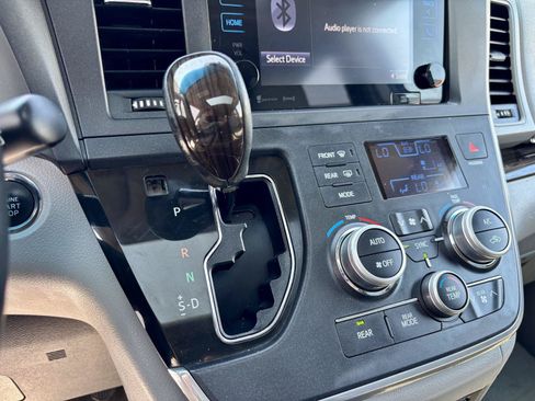 Used 2017 Toyota Sienna XLE w/ XLE Navigation Package FWD image 34