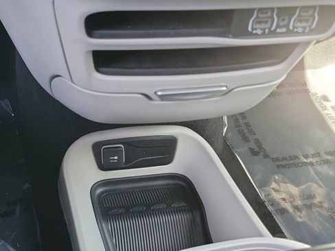 Certified 2024 Chrysler Pacifica Limited FWD image 12
