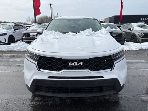 Used 2023 Kia Sorento LX image 2
