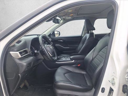 Used 2022 Toyota Highlander XLE AWD/4WD image 10