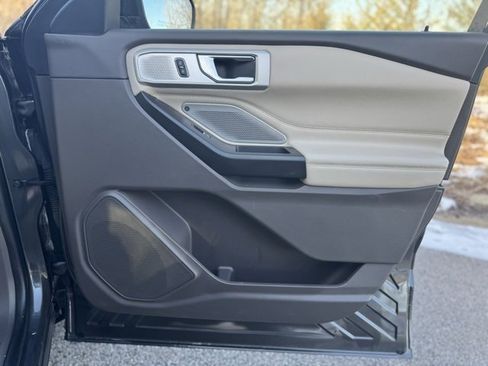 Used 2020 Ford Explorer Platinum w/ Premium Technology Package image 21