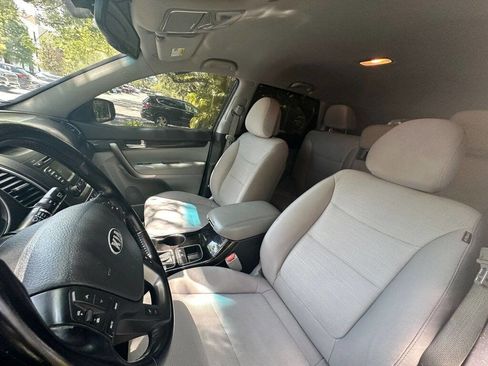 Used 2014 Kia Sorento LX image 18