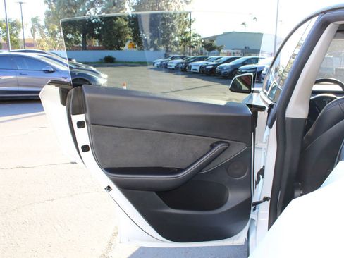 Used 2022 Tesla Model Y Long Range image 17