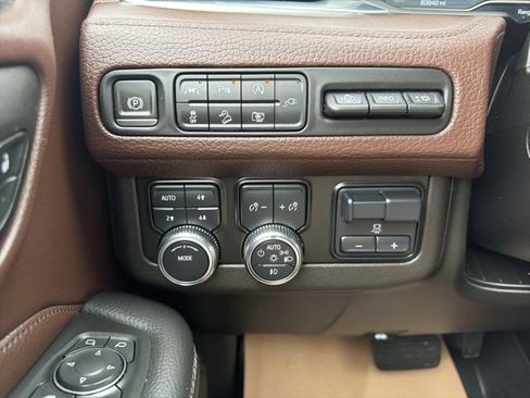 Used 2022 GMC Yukon Denali w/ Advanced Technology Package image 32