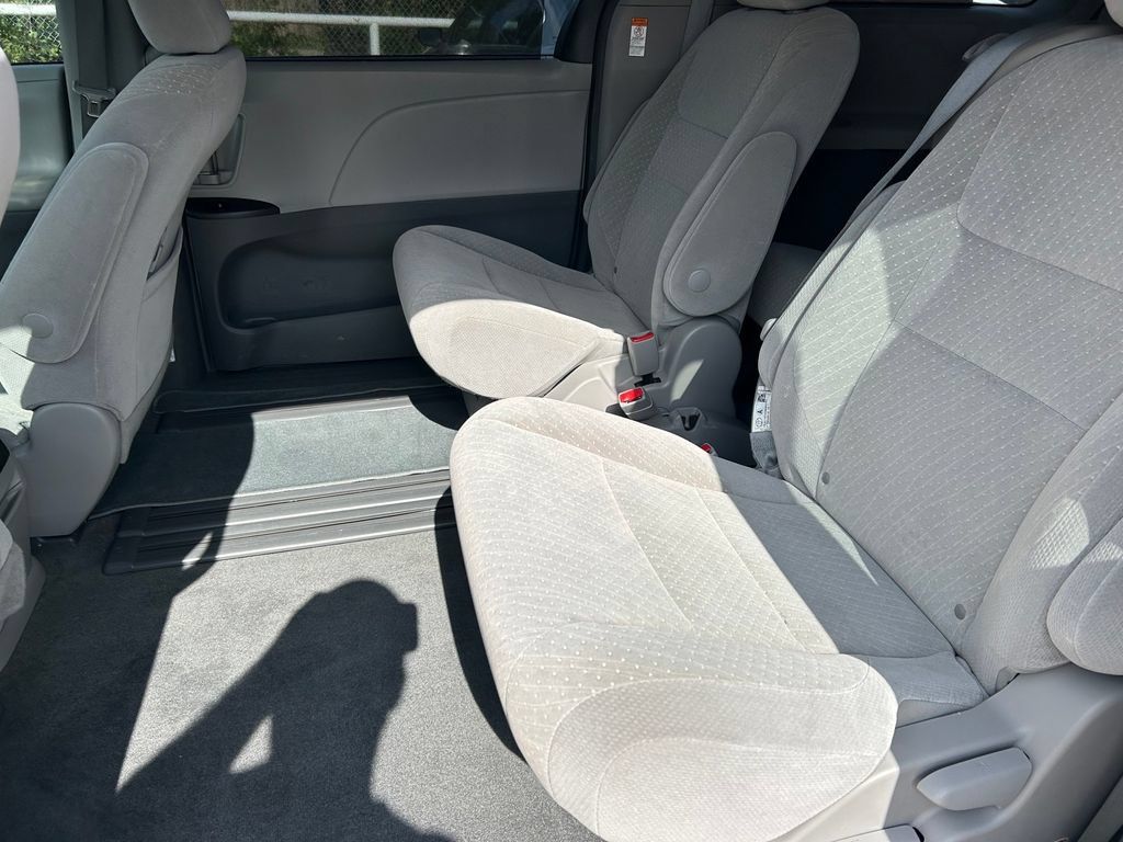 Used 2019 Toyota Sienna LE w/ LE Preferred Package FWD image 15