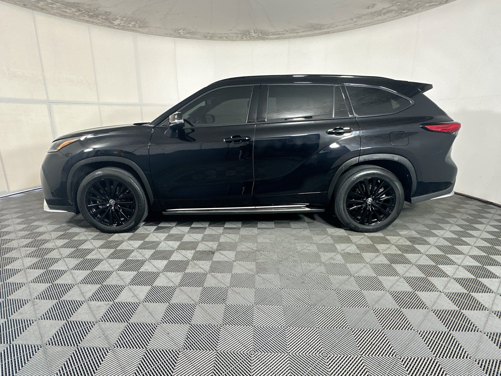 Used 2023 Toyota Highlander XSE FWD image 6